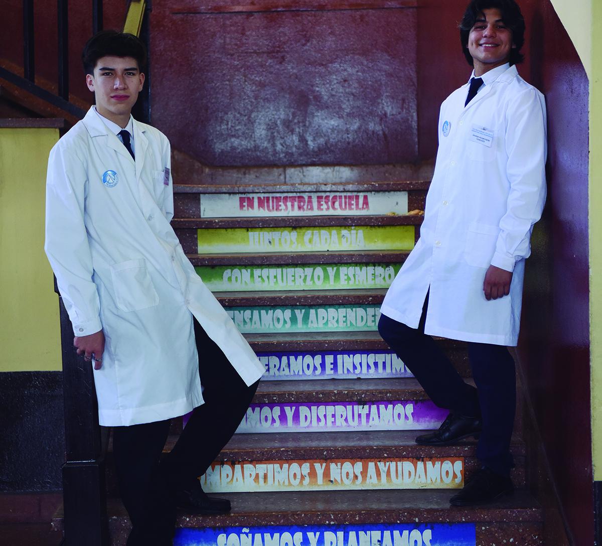 ÁNIMO. Las escaleras están pintadas con colores y frases motivacionales.