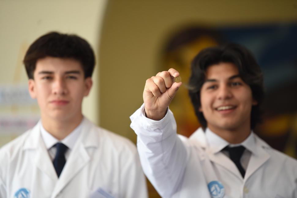 CÁBALA. La moneda de la suerte que los chicos llevan siempre con ellos.