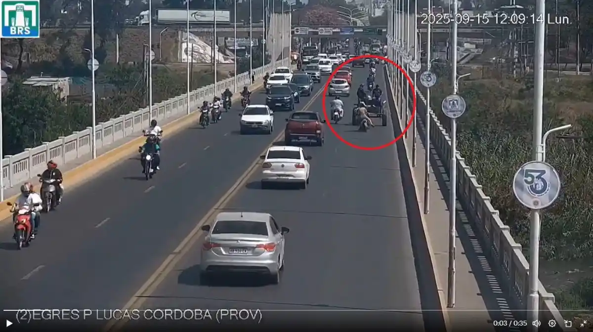 Puente Lucas Córdoba: un accidente entre una moto y un carro a tracción a sangre dejó tres heridos