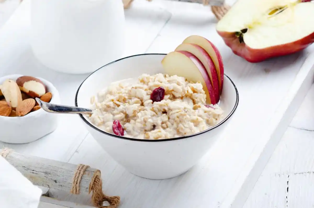 Los alimentos ricos en fibra y una correcta hidratación promueven la formación de un vientre sano y plano.