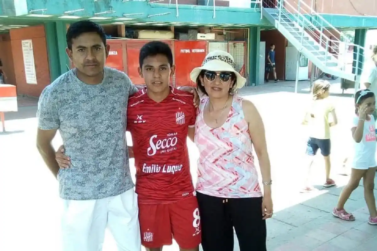 EN SUS INICIOS. Leonardo Monroy posa junto a sus padres en el complejo Natalio Mirkin.