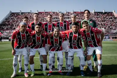 Parecen señoritas de cabaret: la furia del presidente de Chacarita contra los jugadores del club
