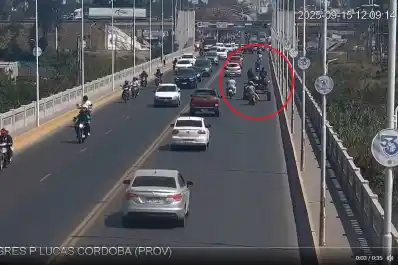 Puente Lucas Córdoba: un accidente entre una moto y un carro a tracción a sangre dejó tres heridos
