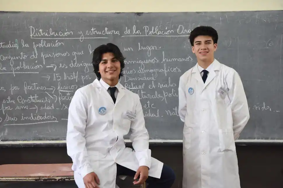 PIZARRA. Los ganadores muestran el aula en el que estudian.