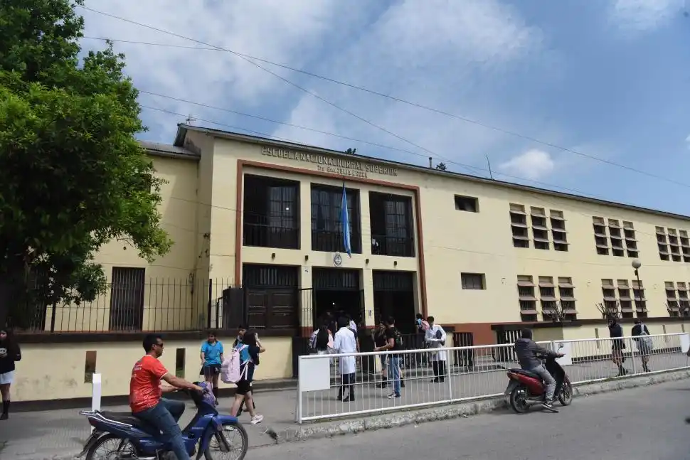 FACHADA. La escuela normal cuenta con más de 2.700 alumnos.