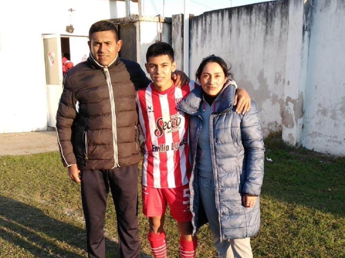 EN FAMILIA. Gastón posa junto a su papá Juan Carlos y su mamá Elena.