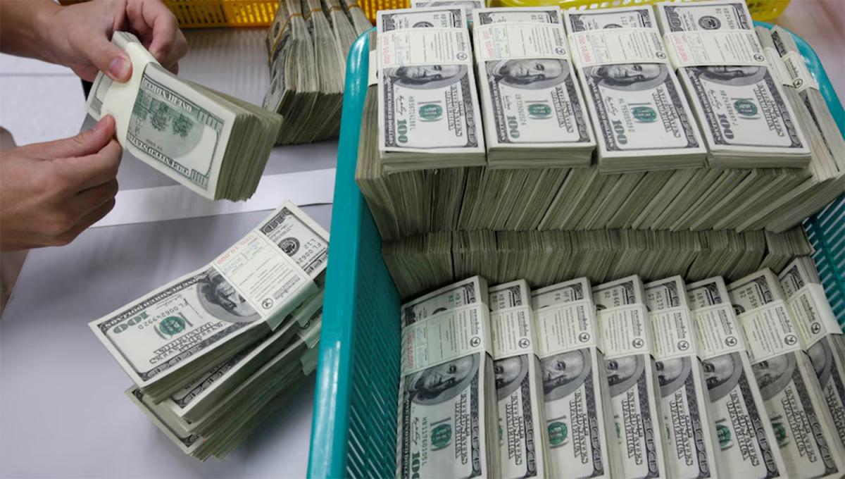 El dólar sube y queda a un paso del techo de la banda.