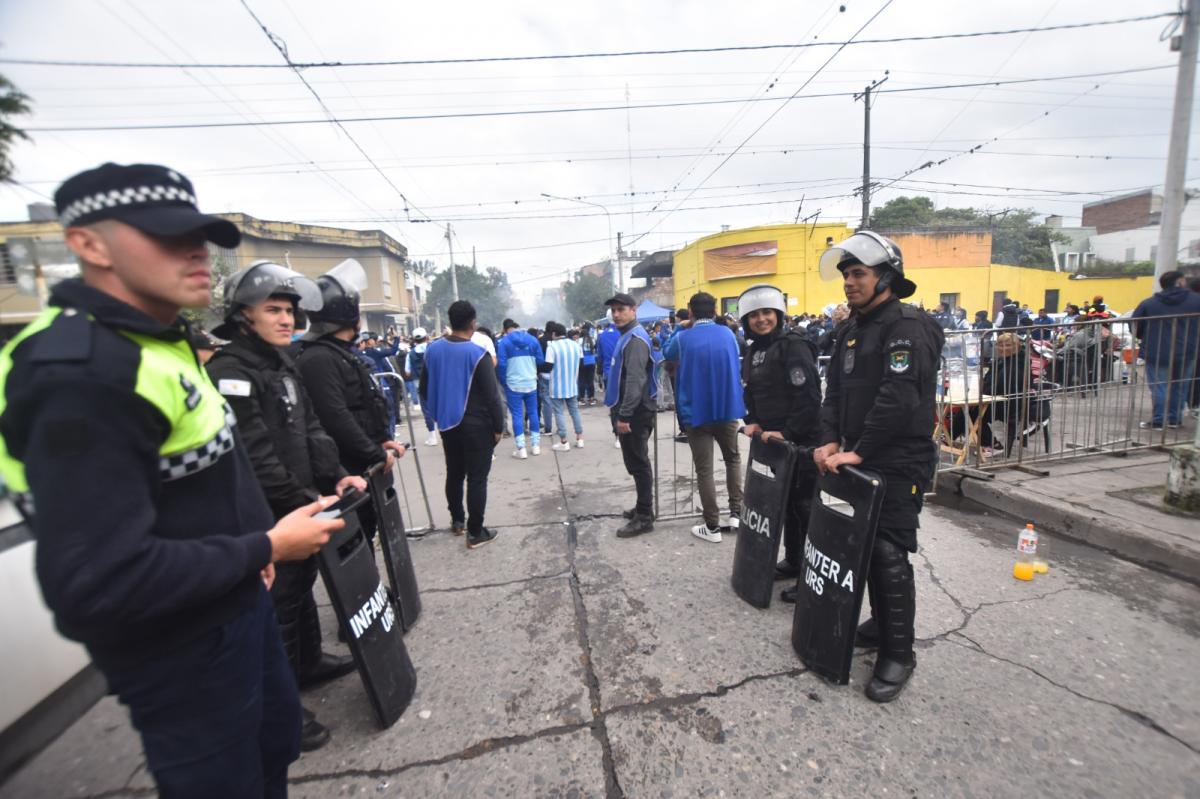 PRESENCIA POLICIAL. Los operativos intentan frenar la locura, pero muchas veces se ven desbordados.