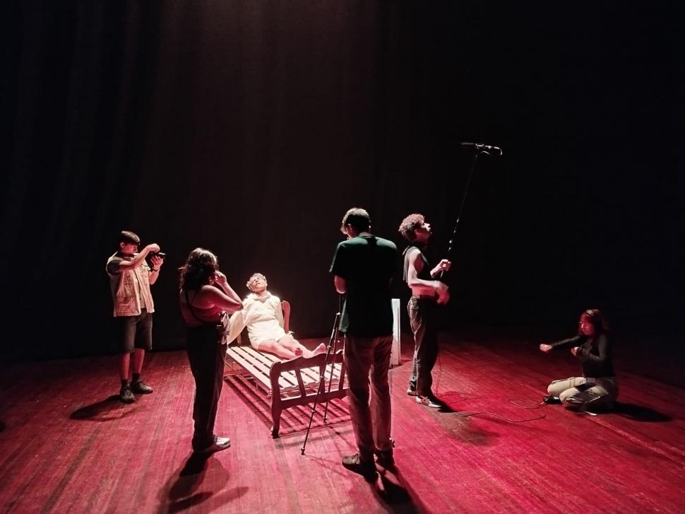 TEATRO ALBERDI. El escenario se convirtió en una caja negra en la que transcurre buena parte de la película.