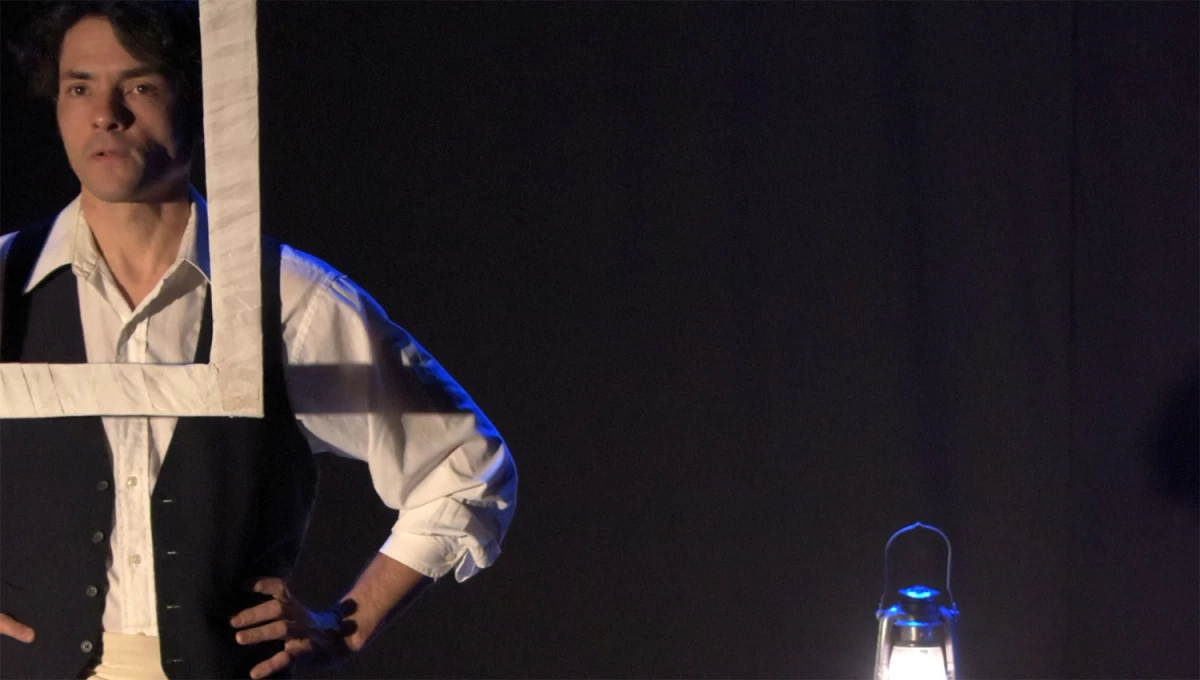 ¡ACCIÓN! Soberón (a la derecha) sigue de cerca el brindis entre Juan Manuel de Rosas (sentado) y Alberdi.