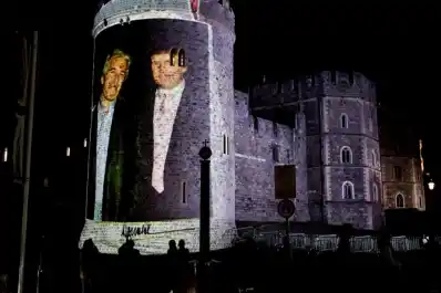 Polémica: cuatro detenidos por proyectar imágenes de Trump y Epstein sobre el castillo de Windsor
