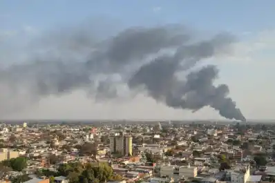 Se incendió un depósito de barriles de aceite en Manantial Sur