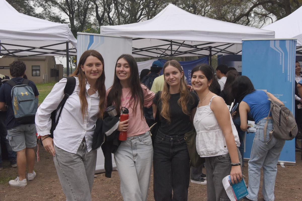 CON SUS AMIGAS. Juana, a la izquierda, estuvo entre clases, con Josefina, a la derecha. / LA GACETA, ANALÍA JARAMILLO