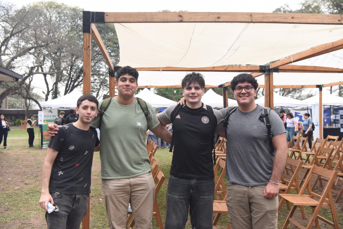 EN LA FERIA. Benjamín recorrió el predio con sus compañeros, Lisandro y Luciano. / LA GACETA, ANALÍA JARAMILLO