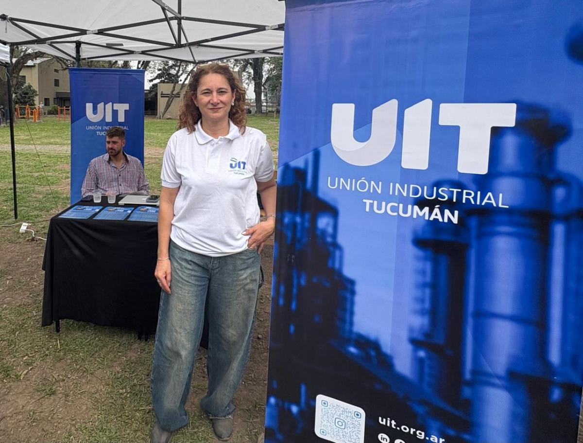 EN LOS STANDS. Ana Toro, de Union Industrial de Tucuman, busca estudiantes que se adapten al cambio. / LA GACETA, VICTORIA REINOSO