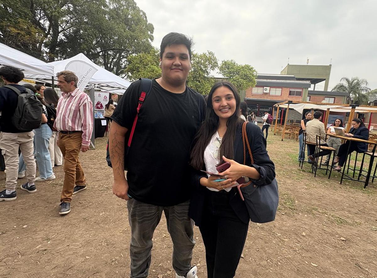 FUTUROS CONTADORES. Ulises y Alma pasaron por los stands para buscar nuevas oportunidades. / LA GACETA, VICTORIA REINOSO