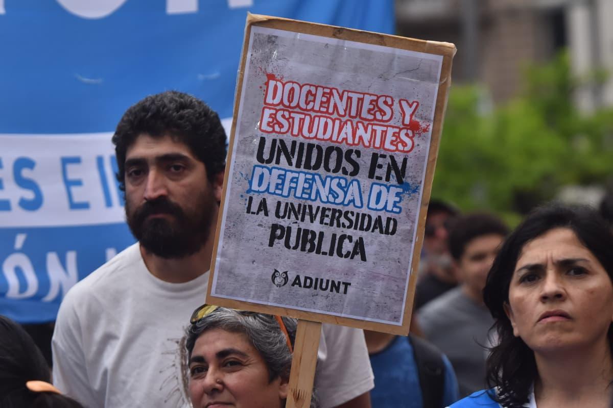 Marcharon en Tucumán a favor de la universidad pública: mirá las imágenes