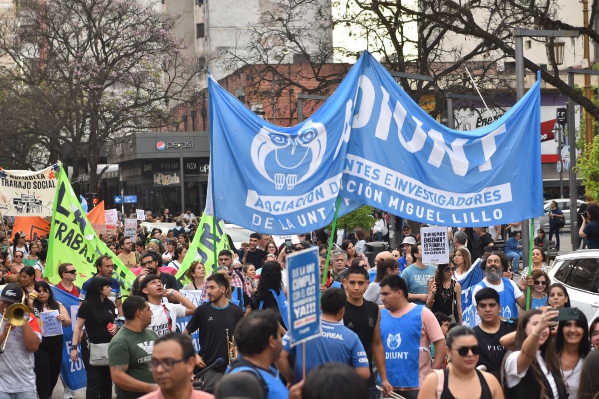 Marcharon en Tucumán a favor de la universidad pública: mirá las imágenes