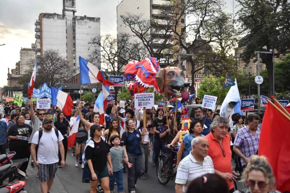 Marcharon en Tucumán a favor de la universidad pública: mirá las imágenes