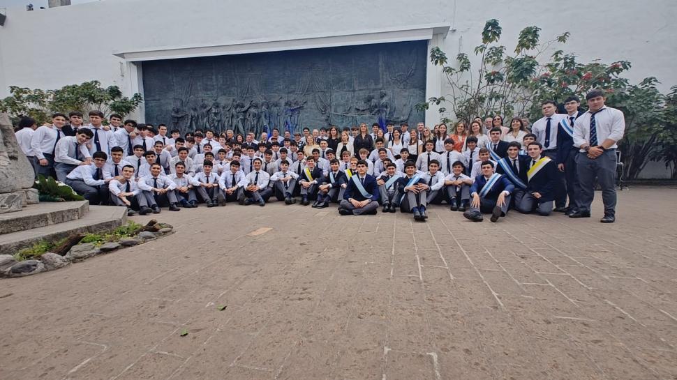 ALUMNADO. Los estudiantes posaron todos juntos después del acto.
