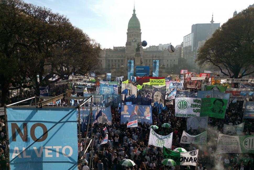 BUENOS AIRES: Los manifestantes colmaron la plaza del Congreso.