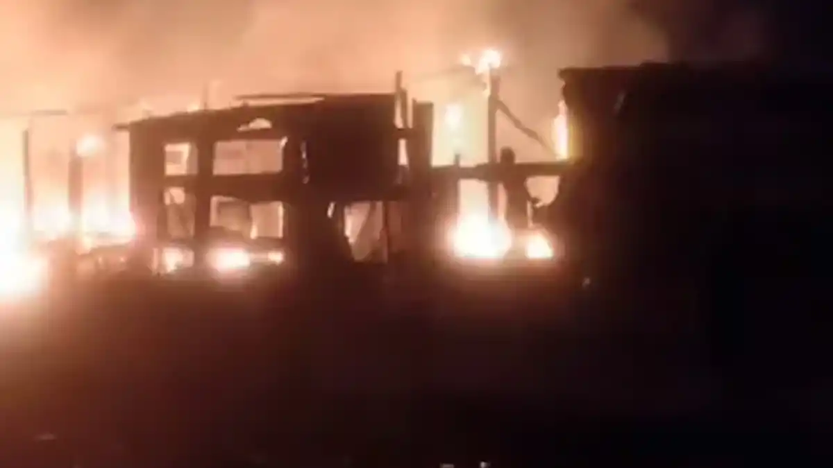 Bomberos fueron a apagar un incendio en Mendoza y vecinos los atacaron a piedrazos