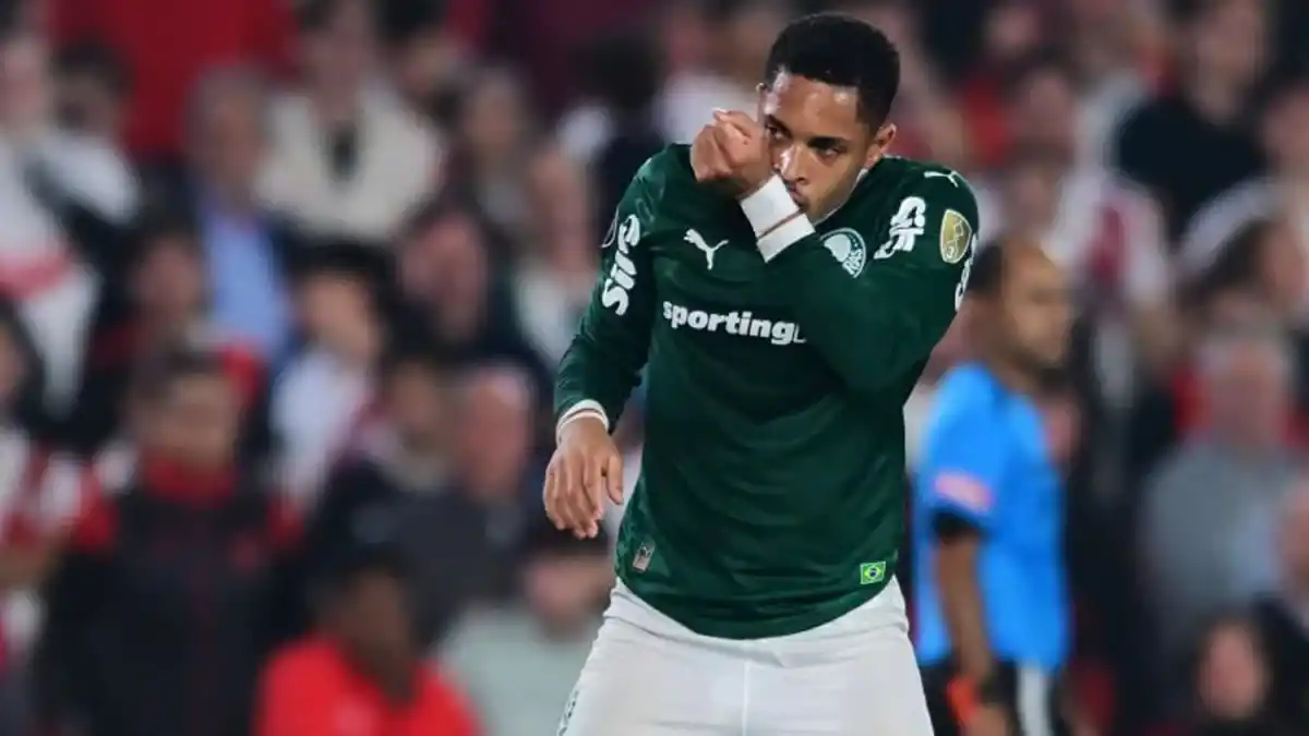 Vitor Roque celebró el gol a River besándose una de las muñecas.