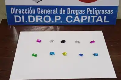 Una mujer quiso ingresar cocaína a una comisaría y un joven circulaba en la vía pública con la droga