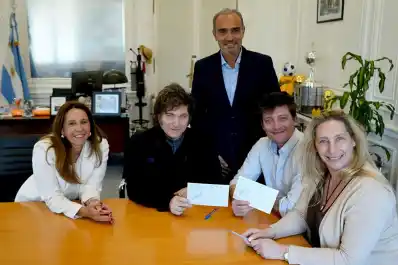 Milei desplazó a “Lule” Menem y le da mayor lugar a Santiago Caputo en la estrategia electoral