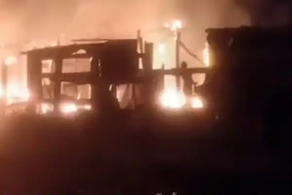 Bomberos fueron a apagar un incendio en Mendoza y vecinos los atacaron a piedrazos