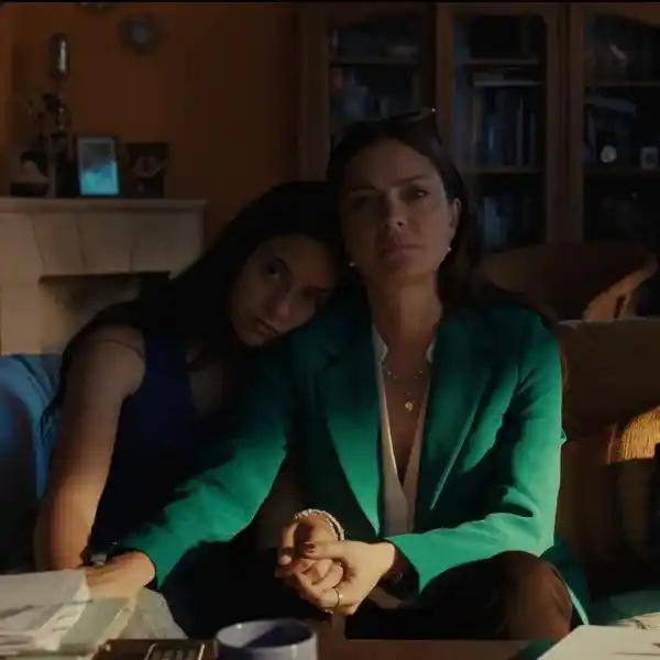 ROLES. Dolores Fonzi dirige “Belén” e interpreta a Soledad Deza; Camila Plaate personifica a la protagonista.