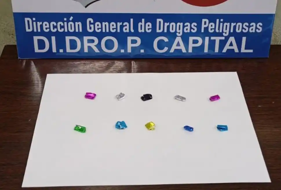 Una mujer quiso ingresar cocaína a una comisaría y un joven circulaba en la vía pública con la droga