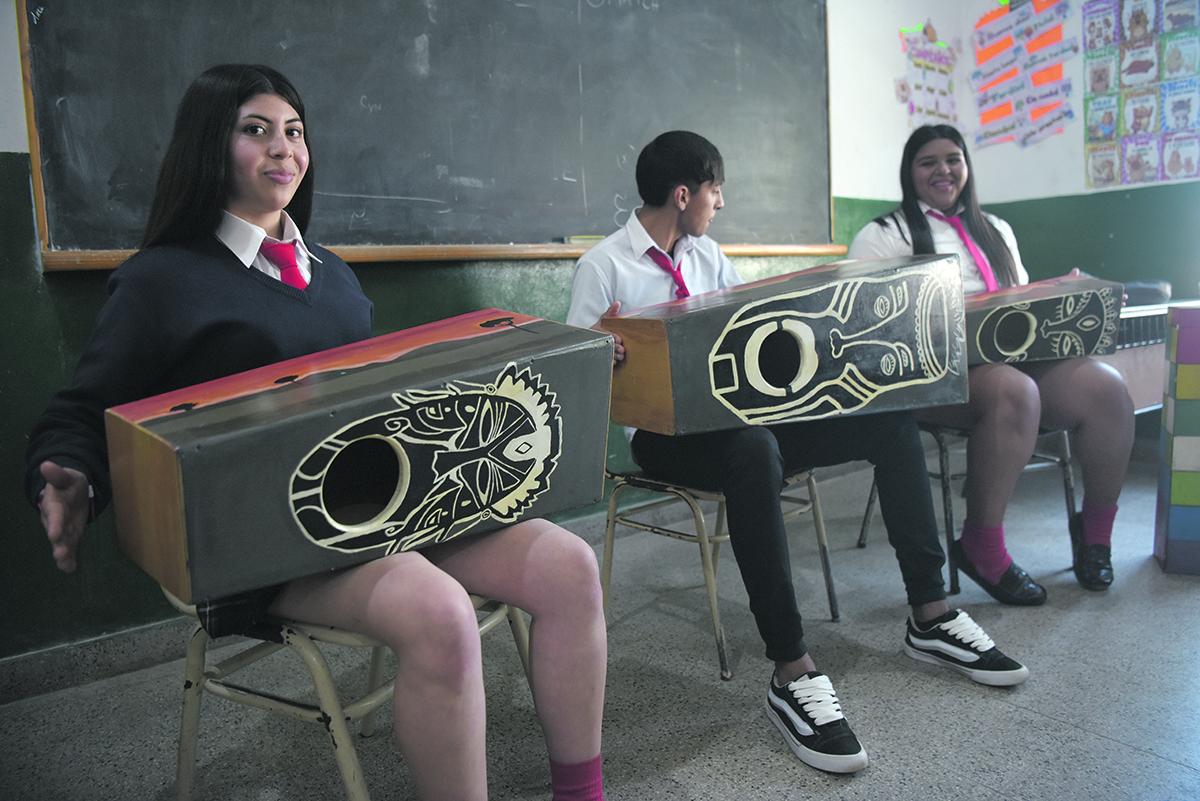 Antes del Día del Estudiante: instrumentos musicales reciclados con elementos del aula
