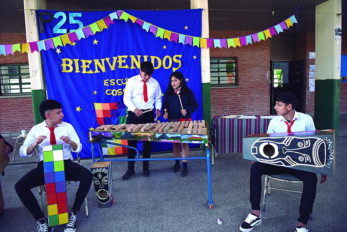 Antes del Día del Estudiante: instrumentos musicales reciclados con elementos del aula