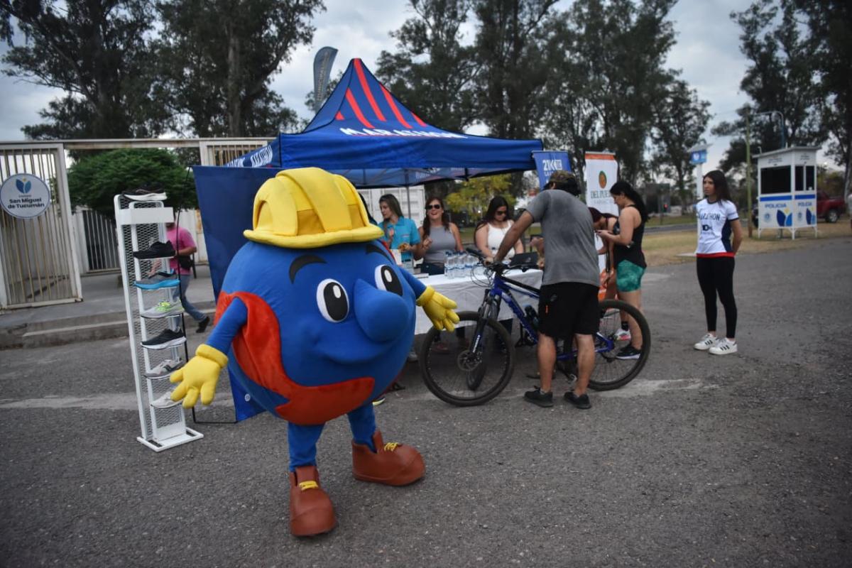 GRAN MARCO. Tu Mundo Constructor, uno de los sponsors de la carrera, le aportó todo el color a la previa.