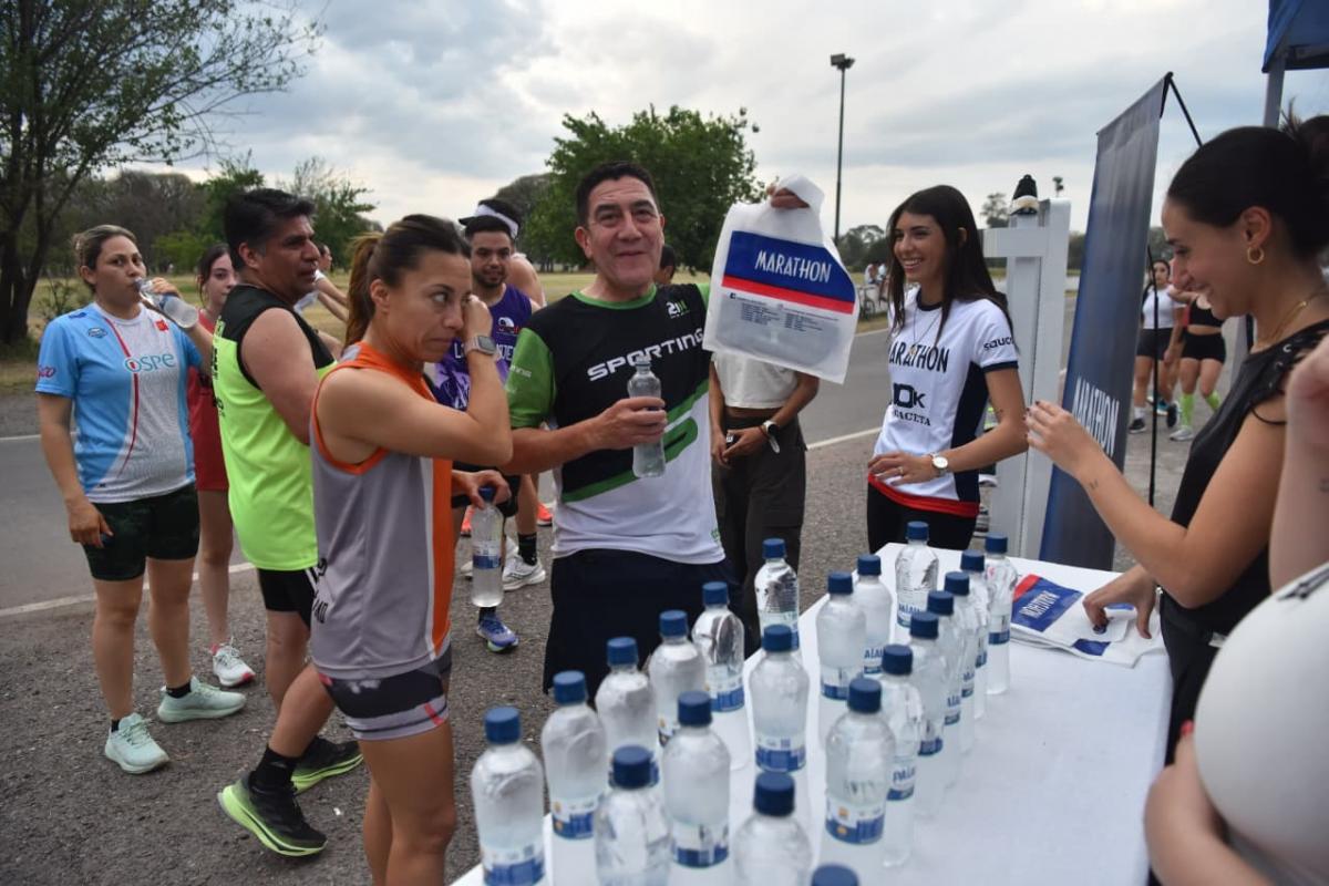 HIDRATACIÓN. Los runners repusieron energías con botellas de Agua Palau.