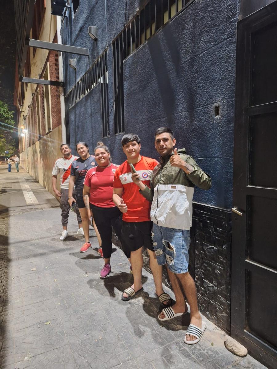 Hinchas de River ya hacen fila en la Liga Tucumana para conseguir entradas para el partido contra Atlético Tucumán