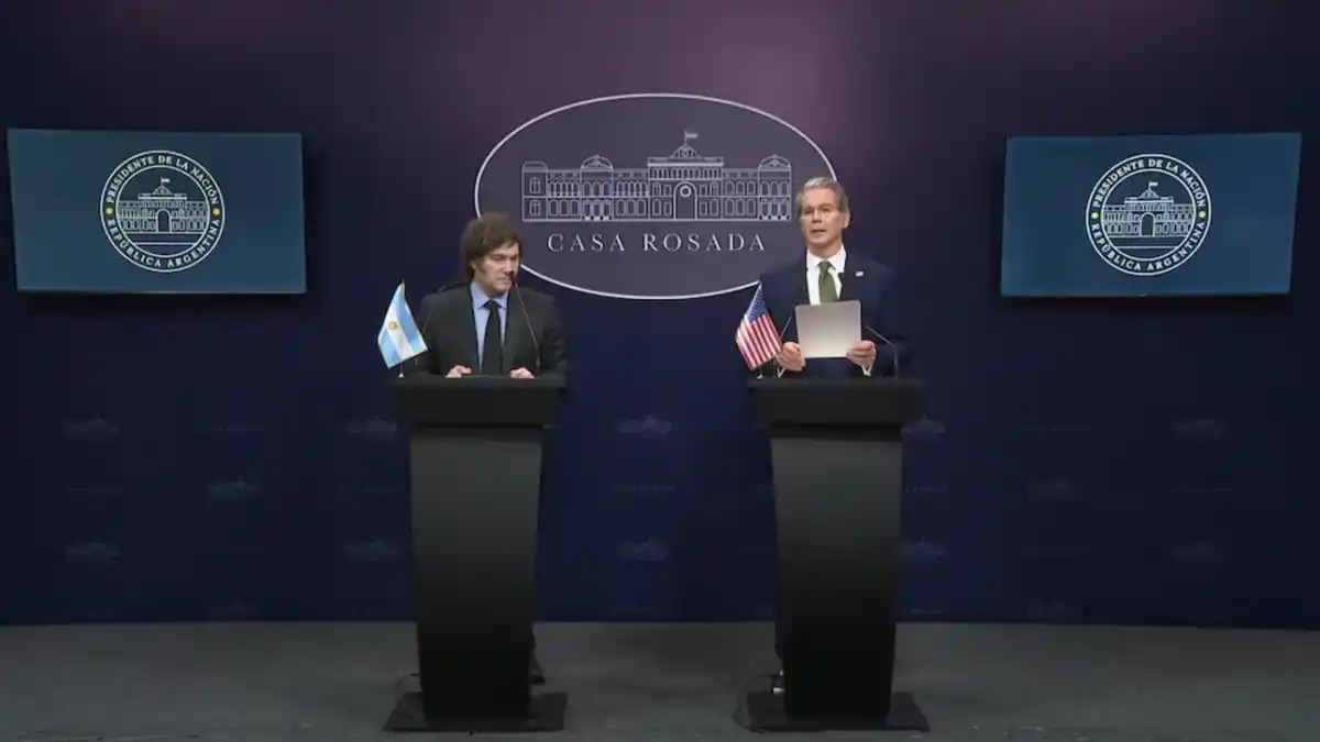 El presidente Javier Milei y el Secretario del Tesoro de los Estados Unidos, Scott Bessent, en la Casa Rosada, en abril pasado