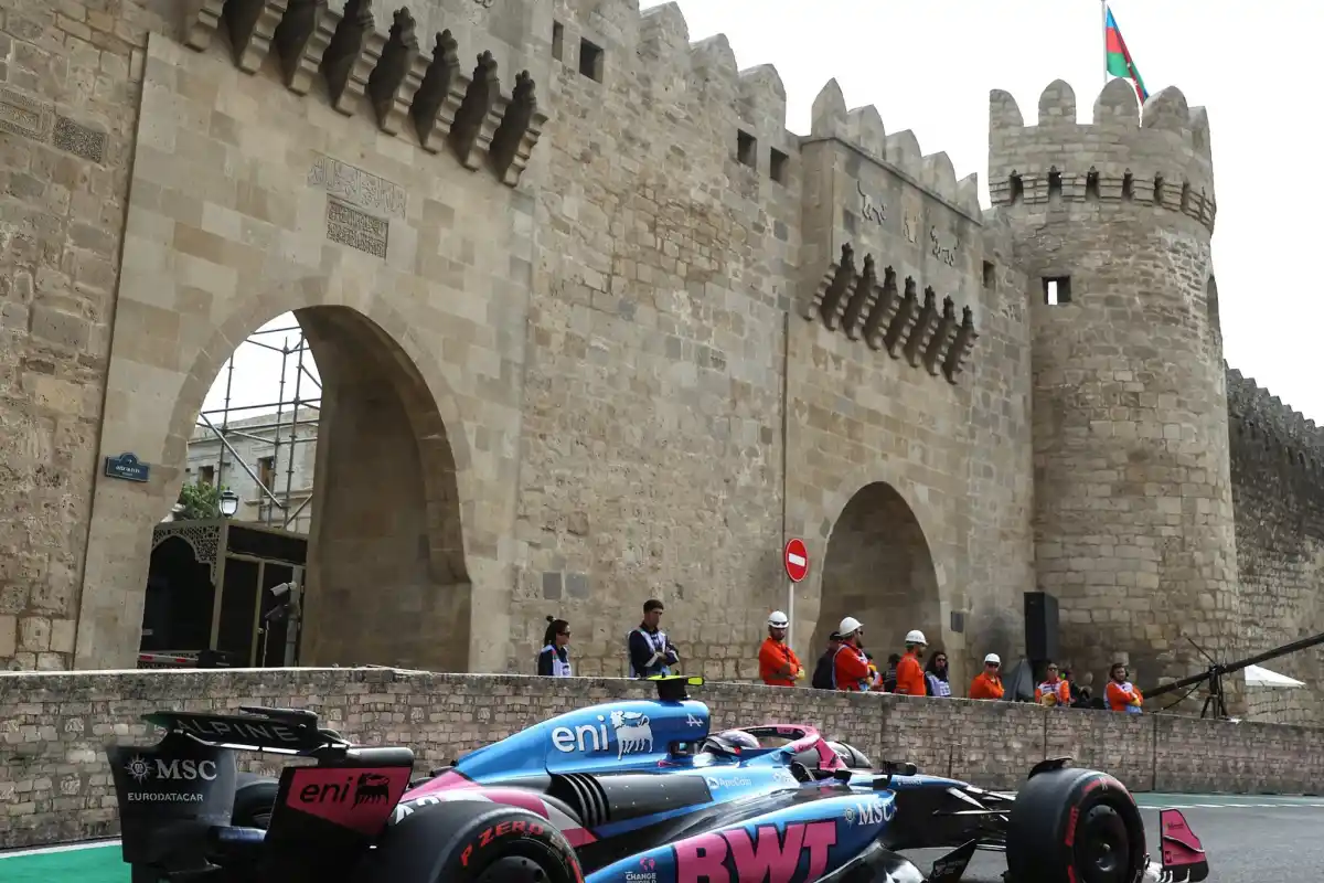 Hamilton voló en Bakú y Colapinto afronta un duro desafío con Alpine