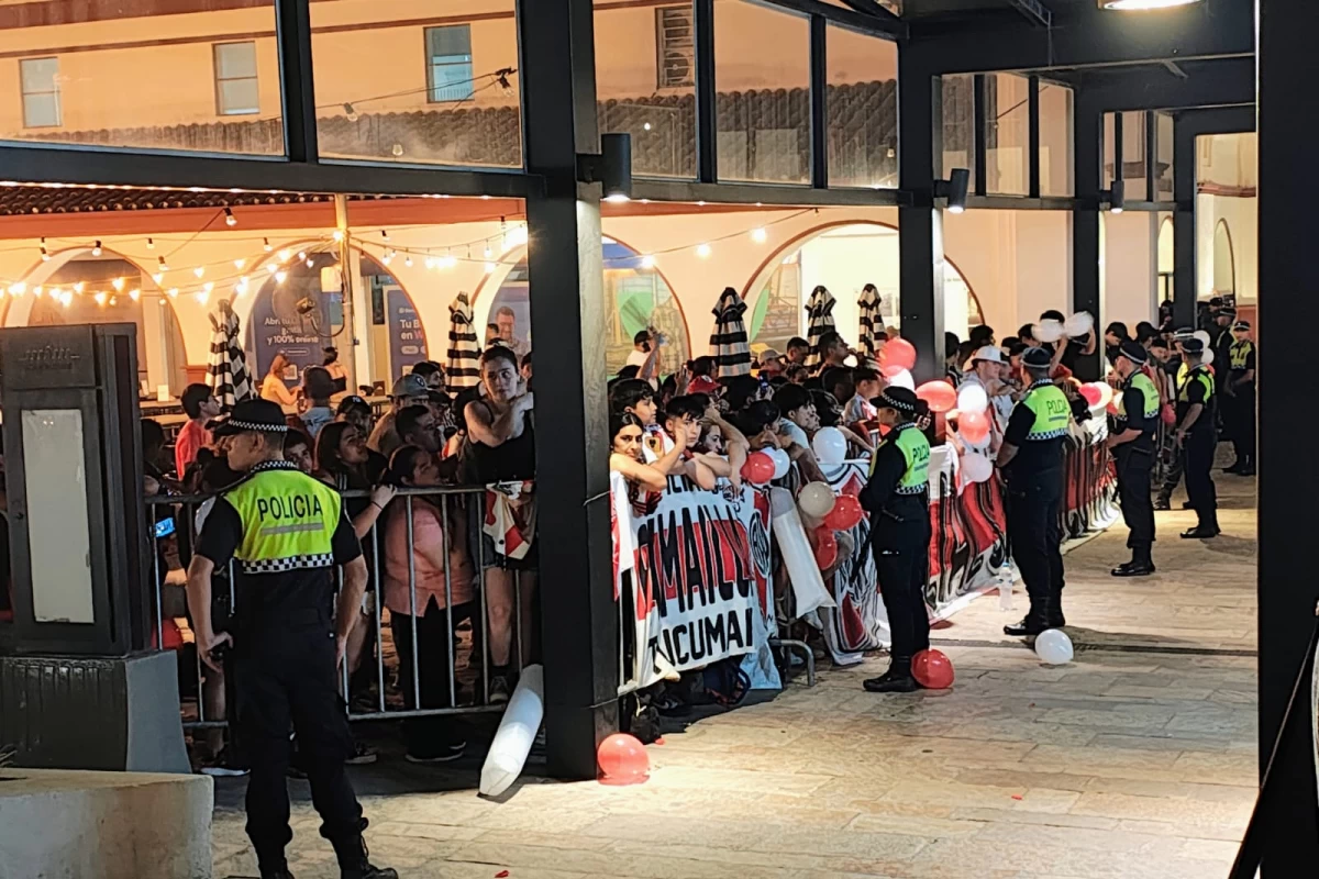 En la puerta del hotel Hilton, cientos de hinchas del Millonario esperaron a Gallardo y compañía.