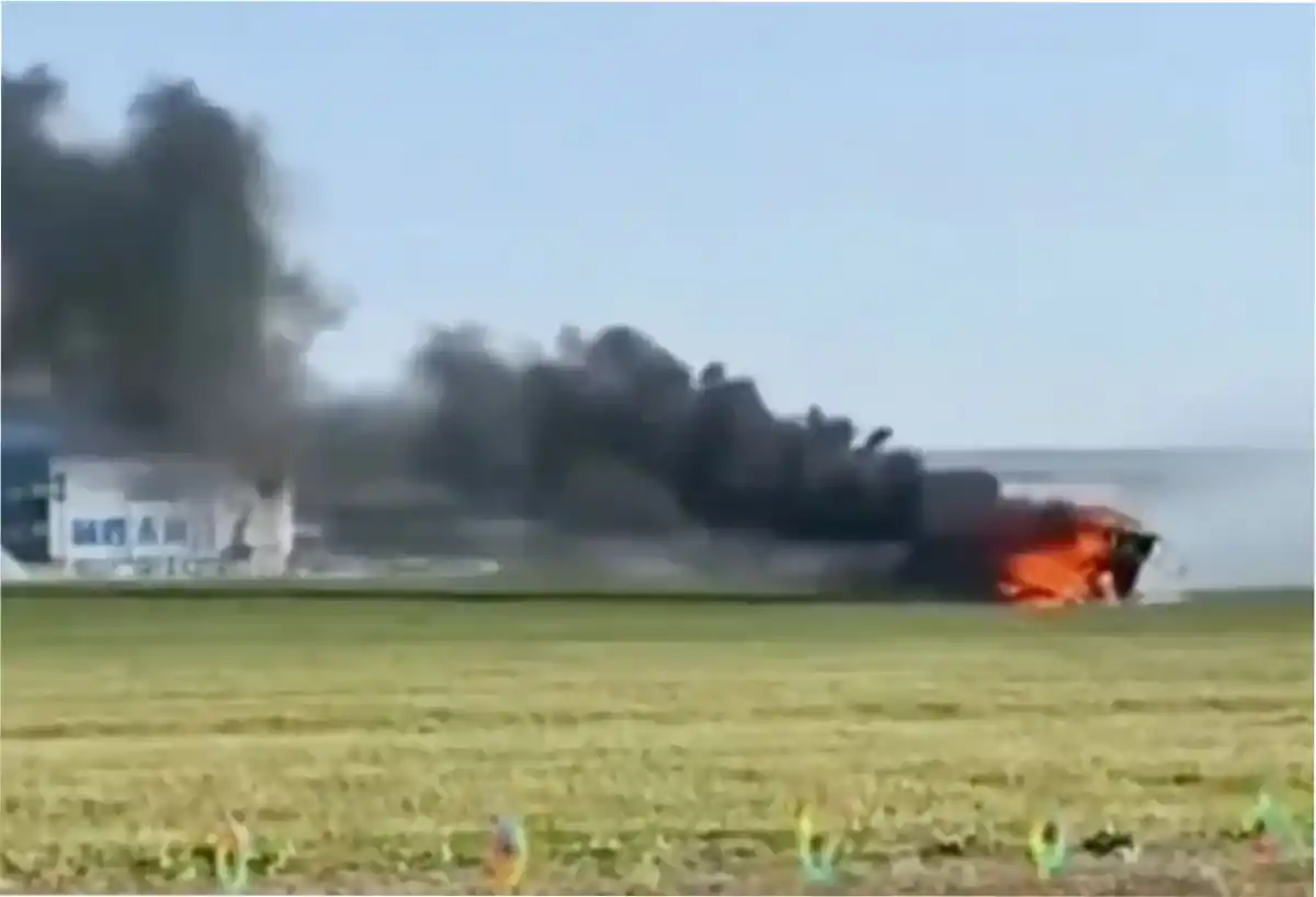 Dos autos voladores colisionaron en el aire.
