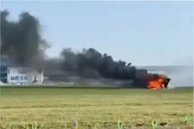 Accidente futurista: dos autos voladores chocaron en China y uno de ellos se prendió fuego