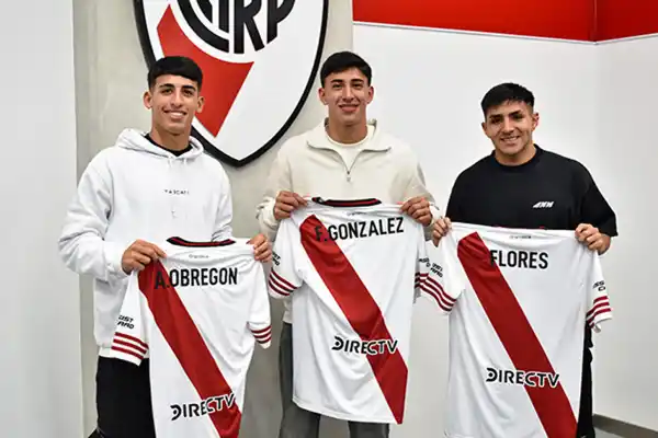 El tucumano Joaquín Flores firmó su extensión con River en la previa al partido contra Atlético Tucumán