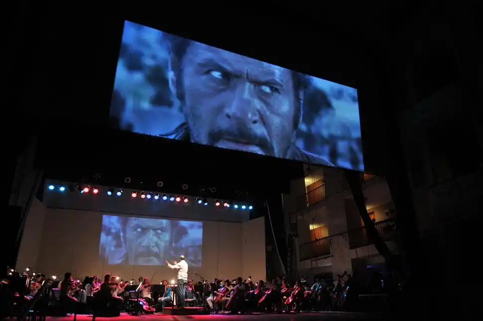 EN ESCENA. La Orquesta Sinfónica de la UNT interpreta los grandes clásicos del pop en el teatro Alberdi.