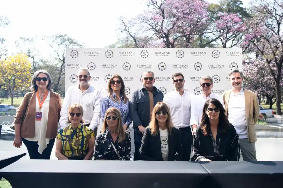 PROTAGONISTAS. Organizadores y participantes, en las afueras del Sheraton. la gaceta / foto de analía jaramillo