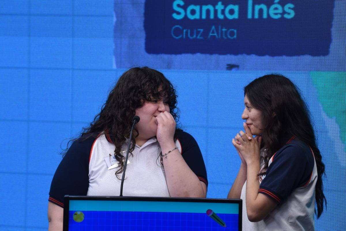 DUBITATIVAS. Blanca del Carmen Toranzo y Rocío Candelaria Vildoza, del instituto Santa Inés de Cruz Alta. LA GACETA / FOTO DE DIEGO ARÁOZ