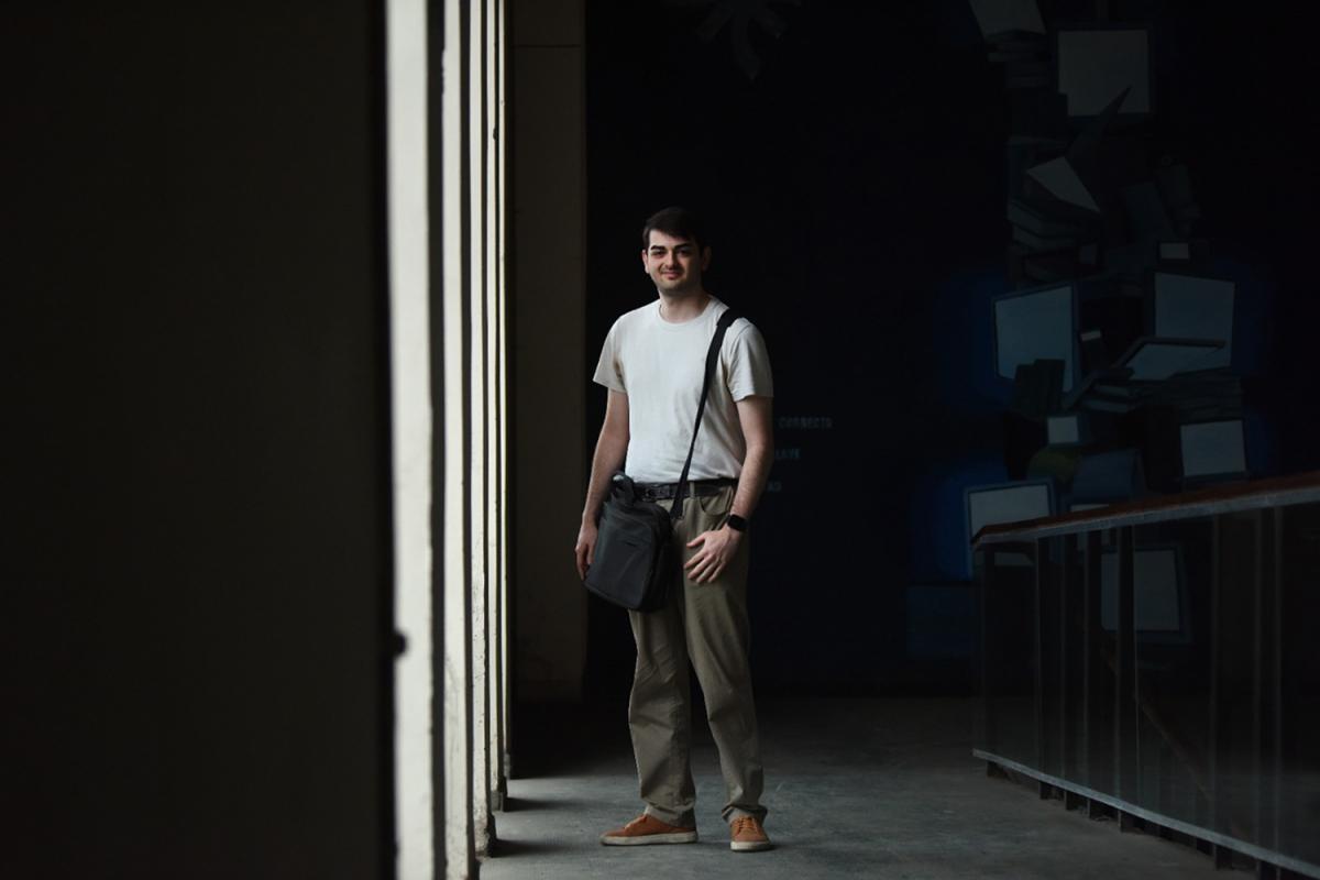CON SU MALETÍN A CUESTAS. El estudiante con mejor promedio de la UTN-FRT con el accesorio que lo acompaña desde que comenzó la carrera.