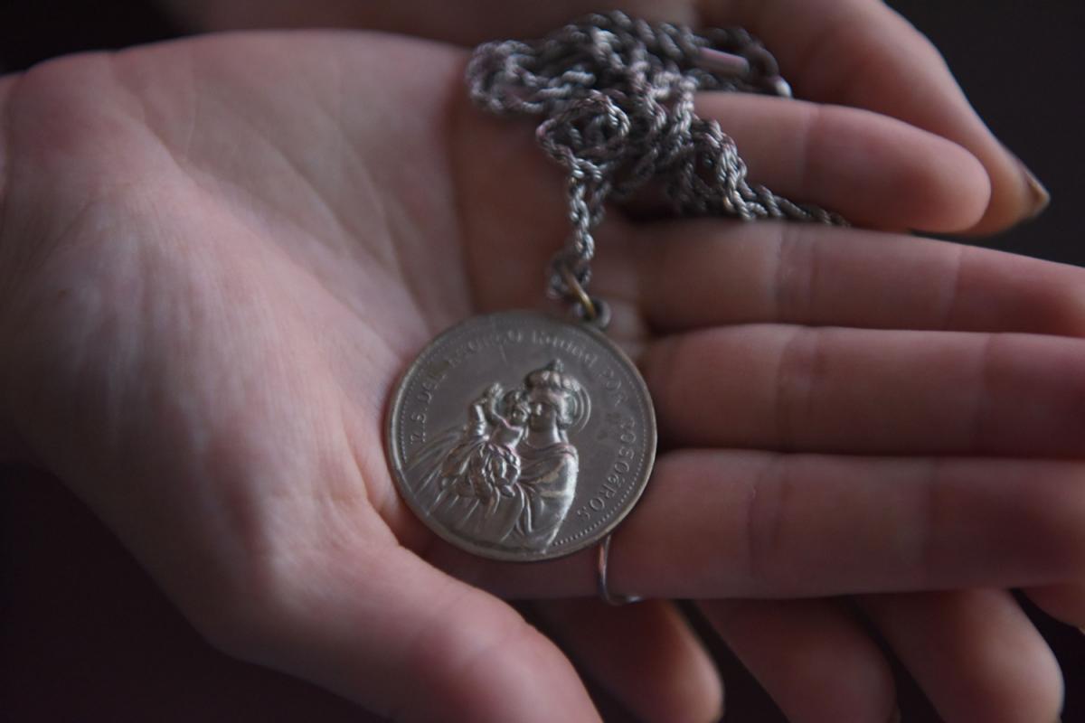 OBJETO ESPECIAL. Anael Olguín sostiene la medalla de la Virgen del Huerto que la acompaña desde la primaria y que lleva en cada examen importante.