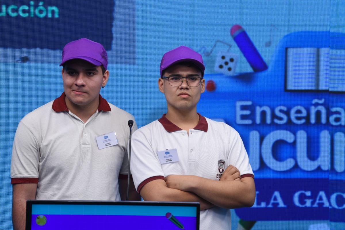 PENSATIVOS.  Agustín Herrera y Joaquín Carrizo, de la escuela Media de La Reducción. LA GACETA / FOTO DE DIEGO ARÁOZ