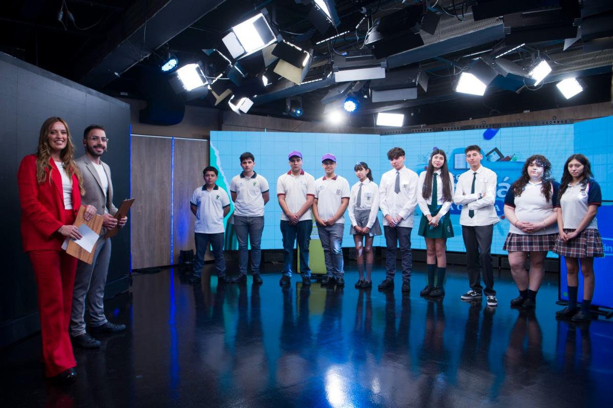 TODOS LISTOS. Auad, Servetto (los conductores) y los chicos que participaron en la última semifinal de Enseñame, Tucumán. LA GACETA / FOTO DE DIEGO ARÁOZ